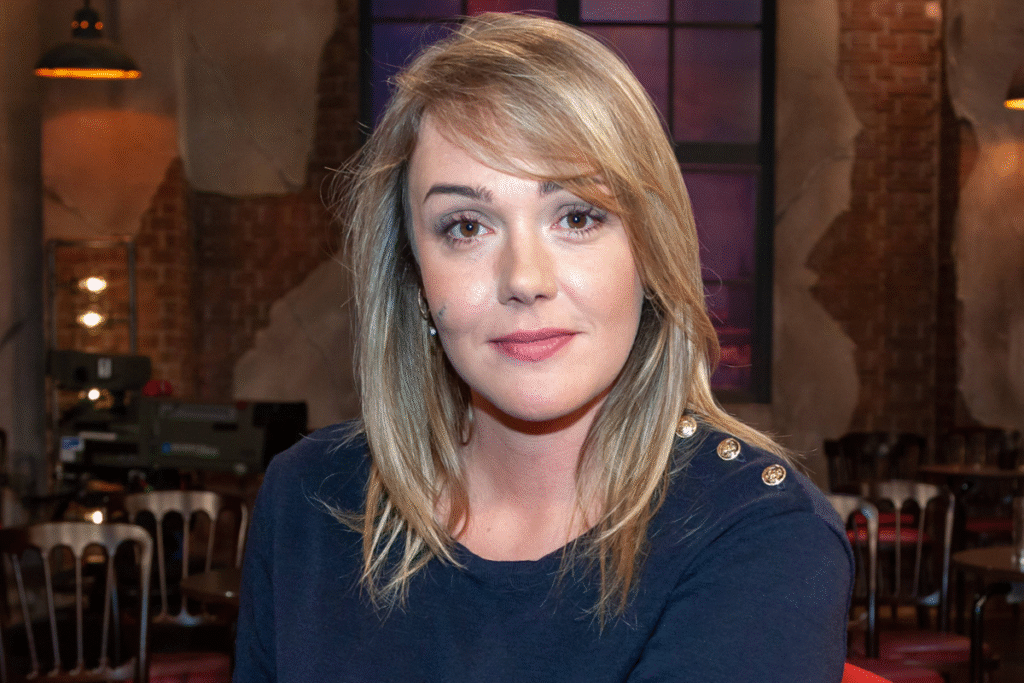 Alwara Höfels Narbe – Fakten, Hintergründe & Karriere einer außergewöhnlichen Schauspielerin